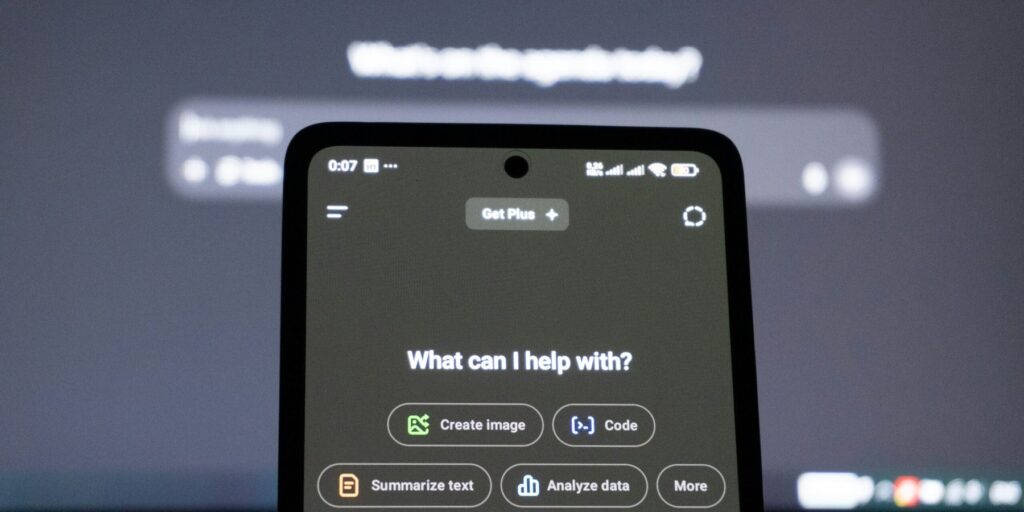 Un teléfono con un asistente de inteligencia artificial abierto