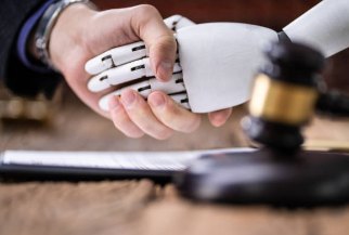 Una mano robótica sujetando un mazo de juez