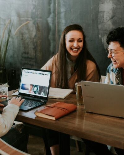Dos personas jóvenes trabajando con portátiles