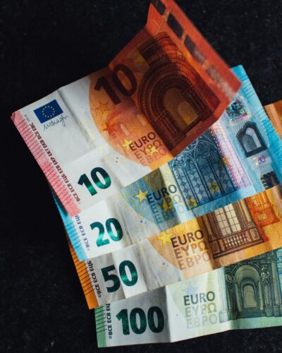 Billetes de euro sobre una superficie